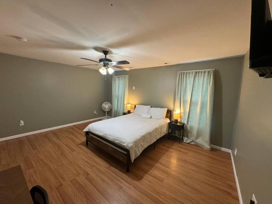 Comforting Getaway-Sleeps 6-Walk To Falls! Niagara Falls Eksteriør billede